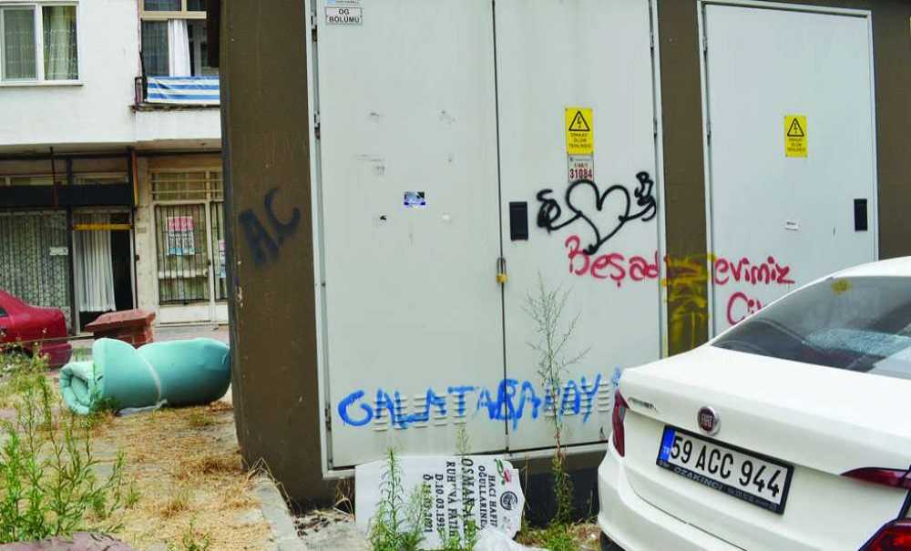 Bu Ne Rezalet, Mezar Taşı Bile Yerlerde!