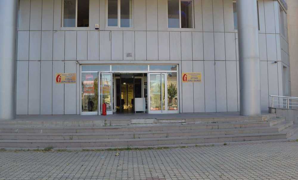 Vatandaşlar Vergi Dairesi'nin Merdivenlerinin Yapılmasını İstedi