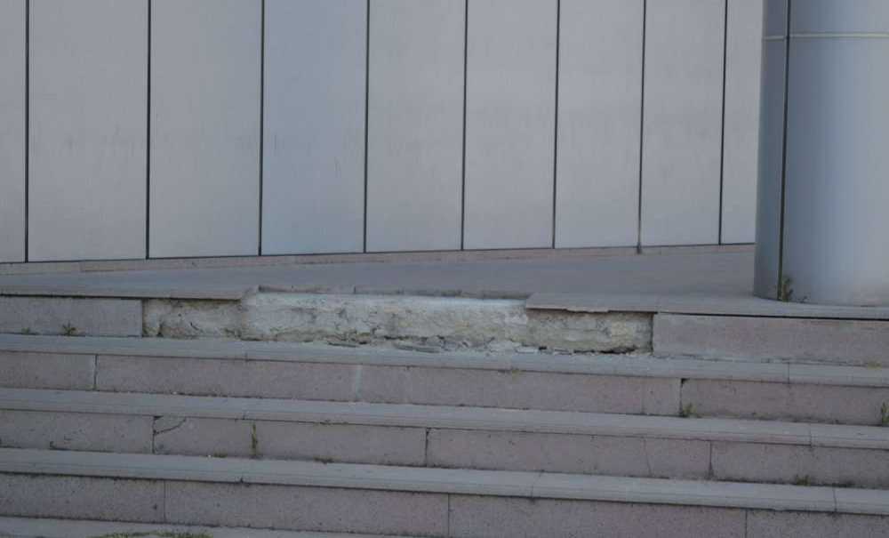 Vatandaşlar Vergi Dairesi'nin Merdivenlerinin Yapılmasını İstedi