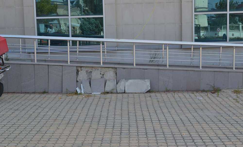 Vatandaşlar Vergi Dairesi'nin Merdivenlerinin Yapılmasını İstedi