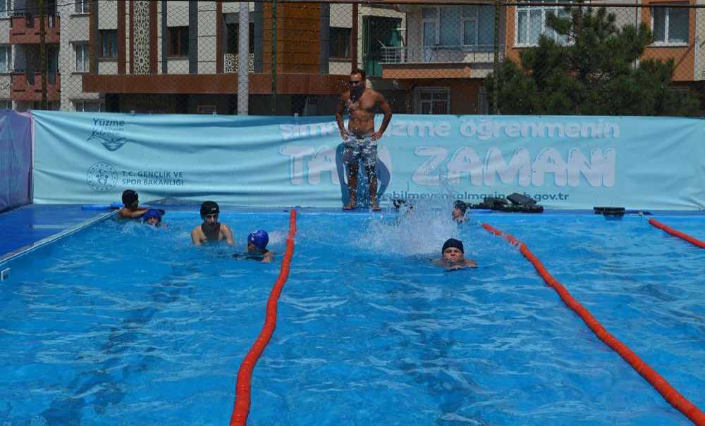 Hem Yüzmeyi Öğrendiler Hem Eğlendiler