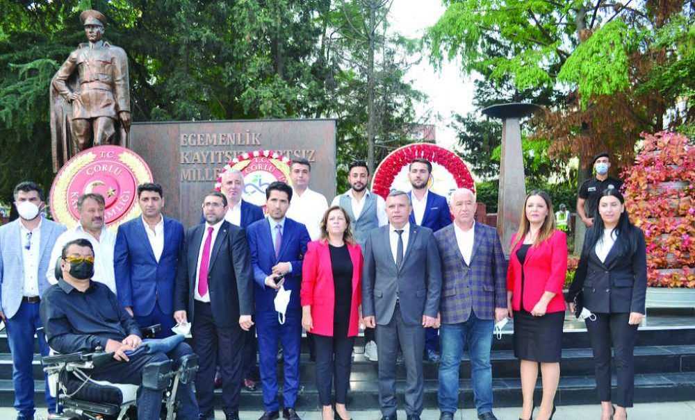 Partiler Anıta Çelenk Sundu