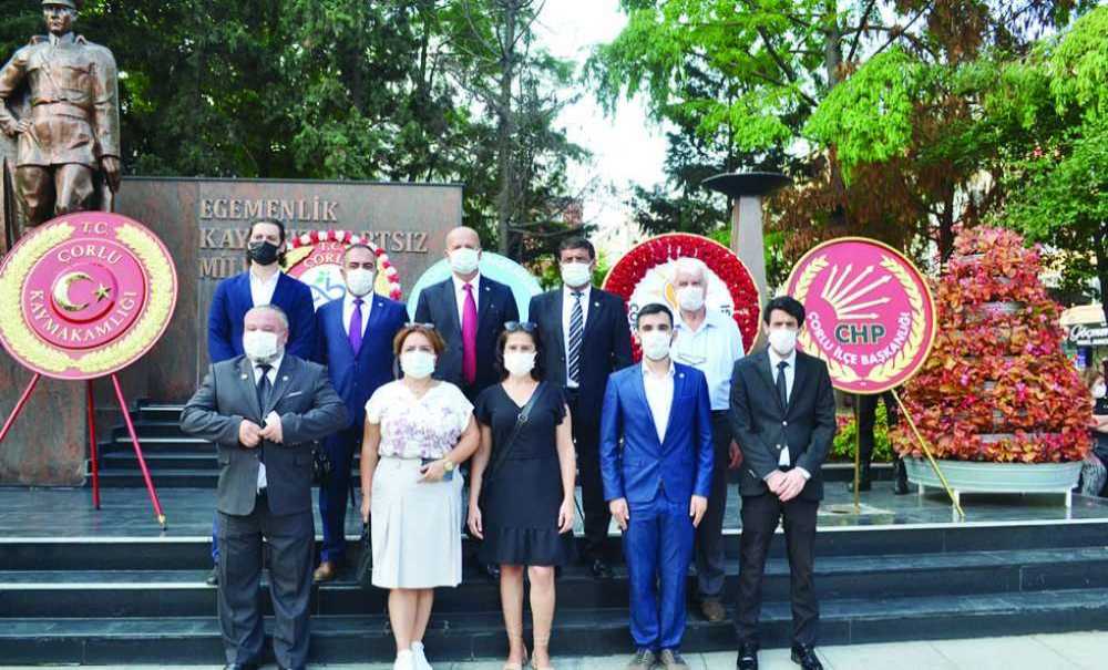 Partiler Anıta Çelenk Sundu