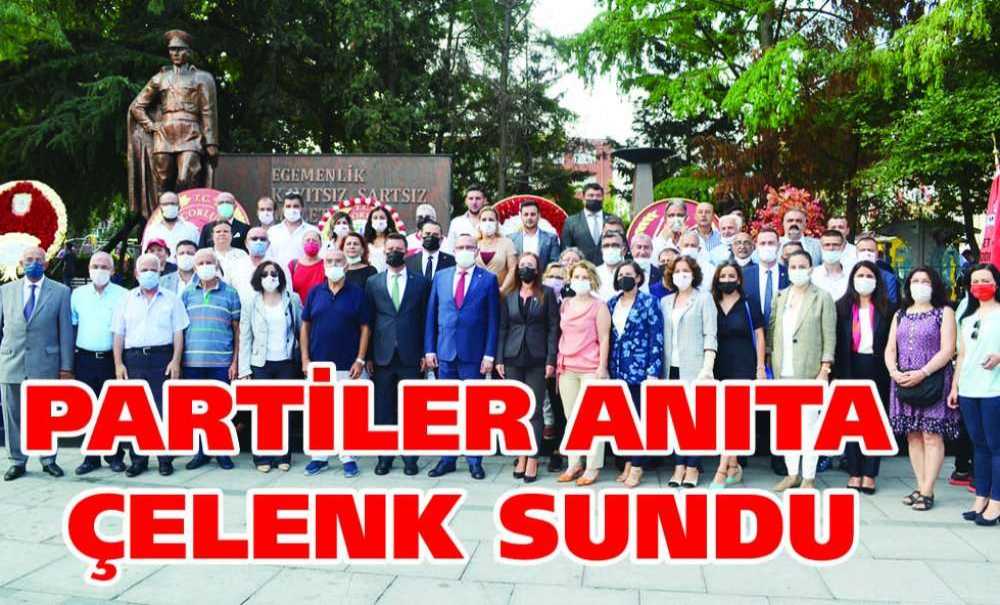 Partiler Anıta Çelenk Sundu