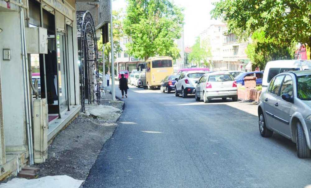 Asfalt Atıldı Bu Kez Kaldırımın Yapılması Bekleniyor