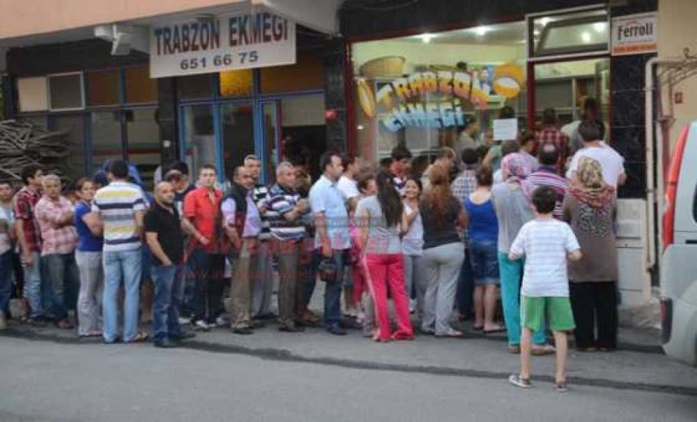 İftar Saatinde Sıcak Pide Kuyruğu
