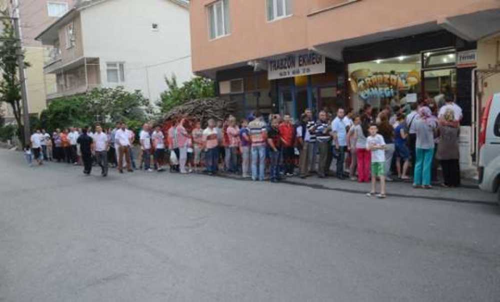 İftar Saatinde Sıcak Pide Kuyruğu
