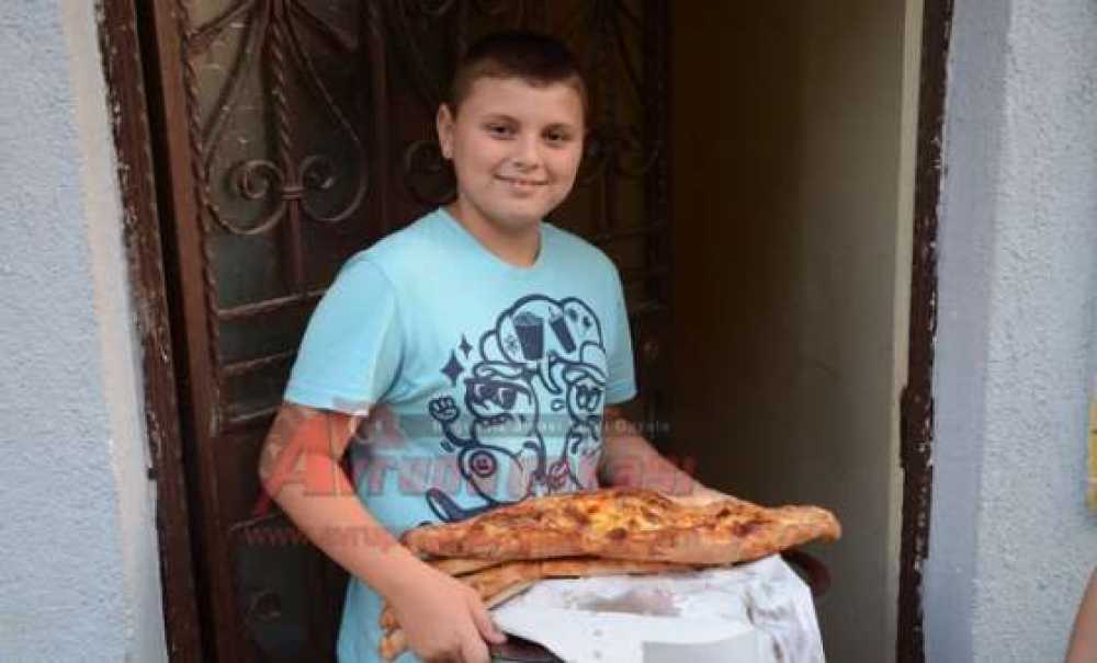 İftar Saatinde Sıcak Pide Kuyruğu