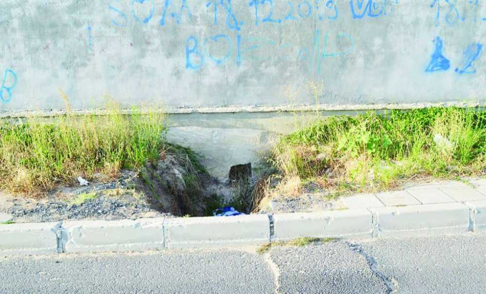 Kaldırımın Ortasındaki Büyük Çukur Görenleri Şaşırttı!!