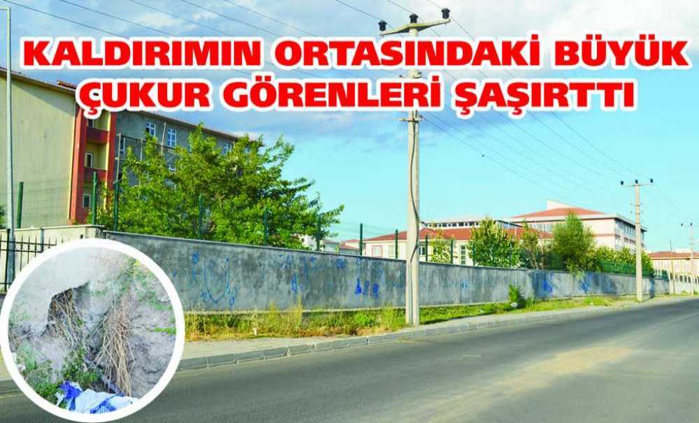 Kaldırımın Ortasındaki Büyük Çukur Görenleri Şaşırttı!!
