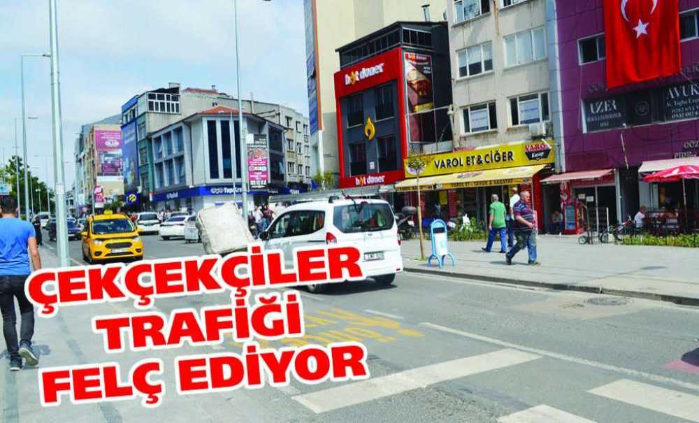 Çekçekçiler Trafiği Felç Ediyor