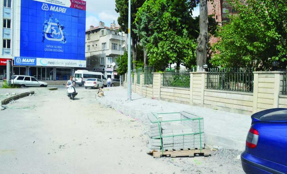 Tarihi Fatih Cami'nin Önündeki Kaldırımlar Yenileniyor