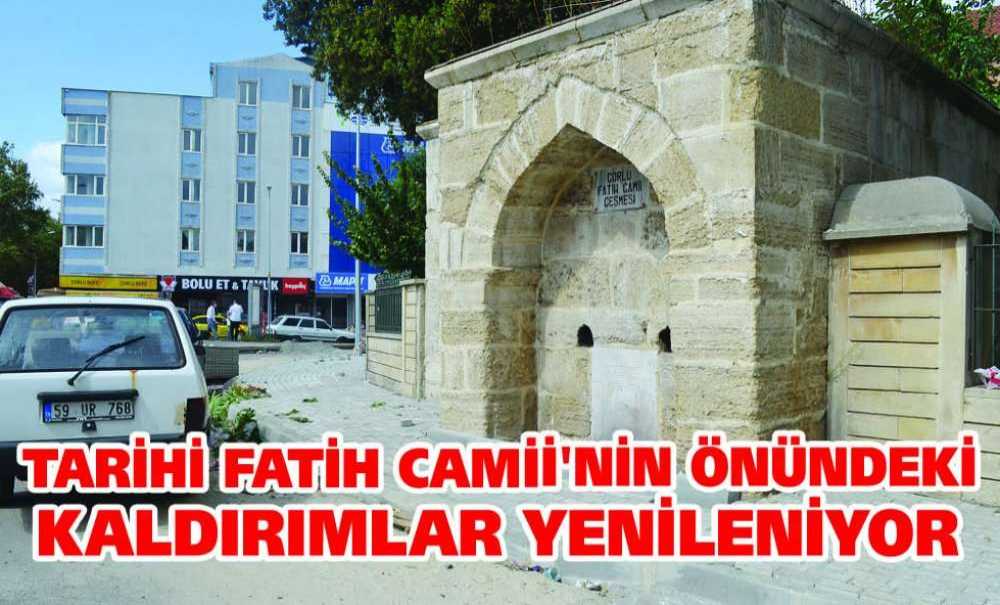 Tarihi Fatih Cami'nin Önündeki Kaldırımlar Yenileniyor