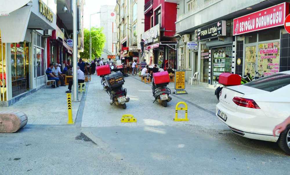 Eski Bisikletçiler Meydanı'nda Trafik Arap Saçı