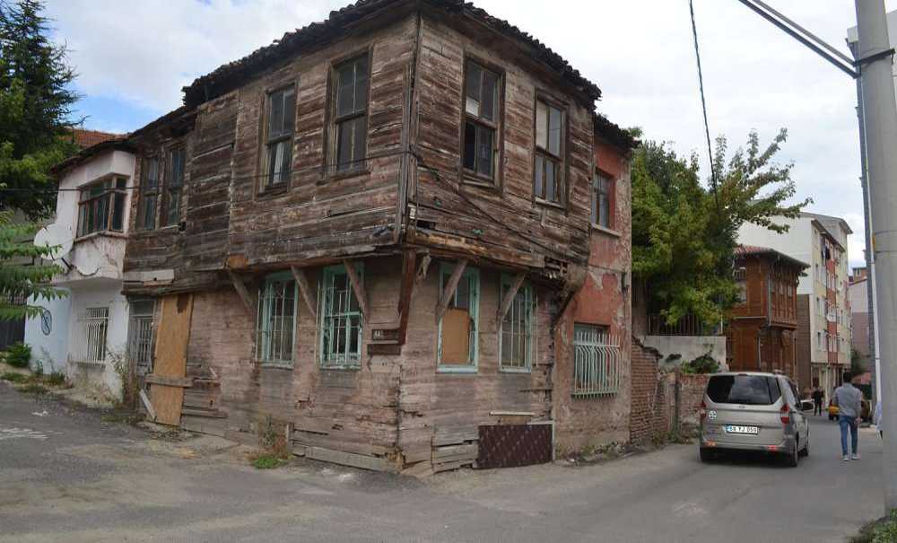 Tarihi Ahşap Evler Yıkılmaya Yüz Tutmuş Durumda!