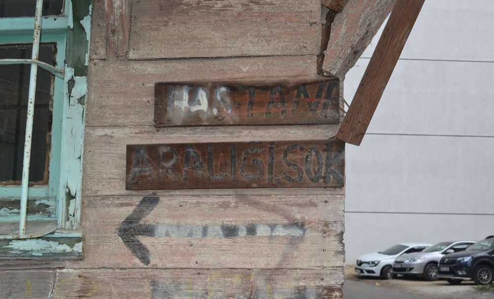 Tarihi Ahşap Evler Yıkılmaya Yüz Tutmuş Durumda!