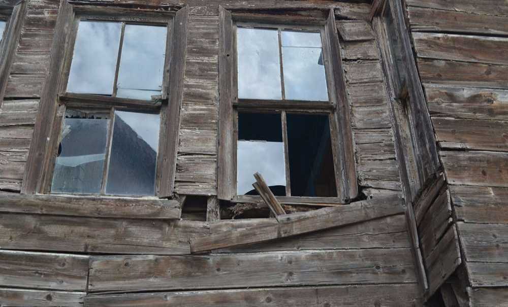 Tarihi Ahşap Evler Yıkılmaya Yüz Tutmuş Durumda!