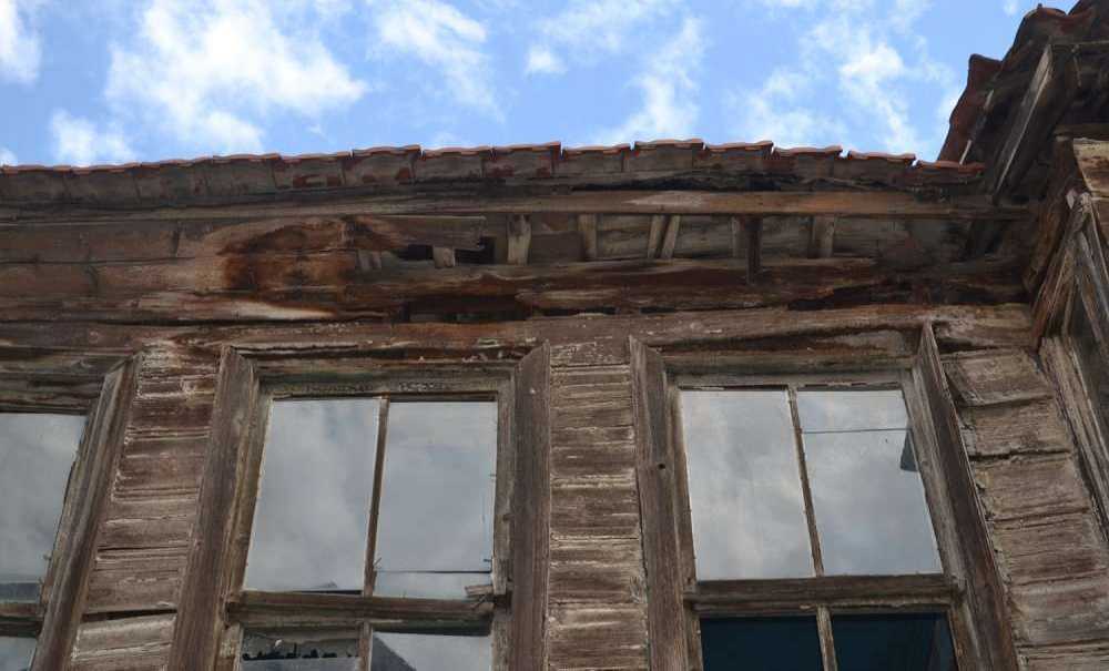 Tarihi Ahşap Evler Yıkılmaya Yüz Tutmuş Durumda!