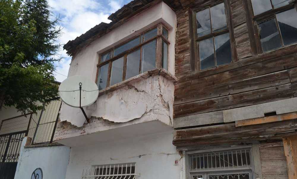 Tarihi Ahşap Evler Yıkılmaya Yüz Tutmuş Durumda!