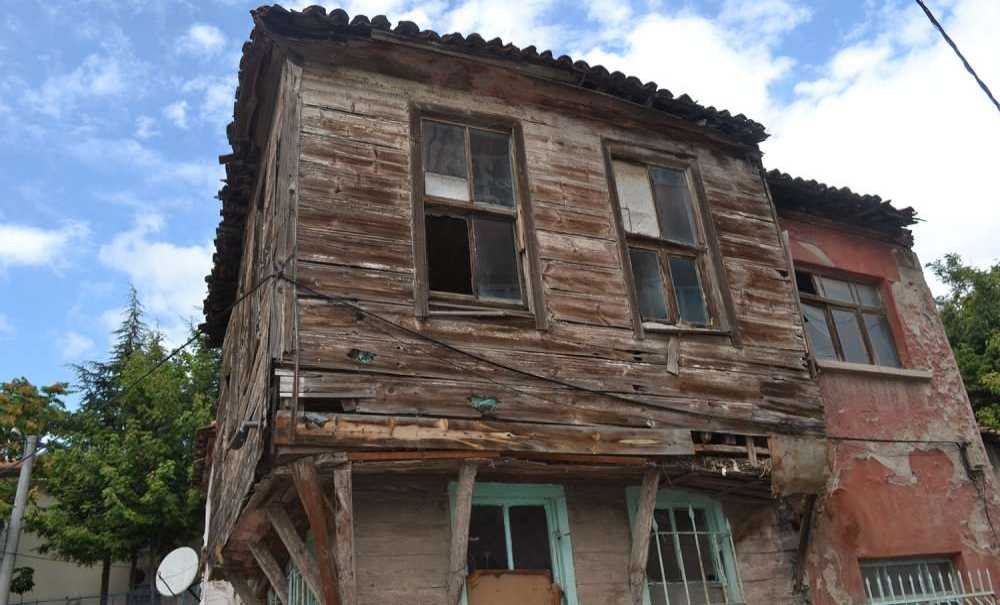 Tarihi Ahşap Evler Yıkılmaya Yüz Tutmuş Durumda!