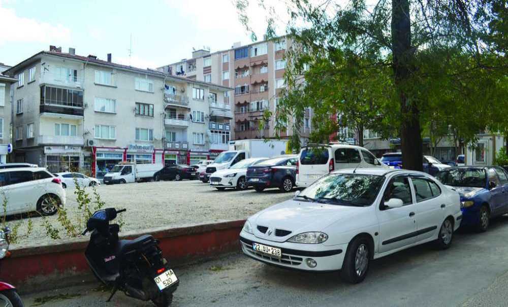 Otopark Olarak Kullanılmaya Devam Ediliyor!