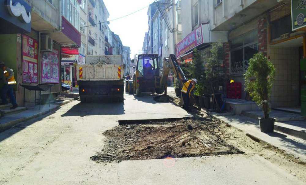 Çorlu Belediyesi Tredaş'ın Kazdığı Yerlerin Asfaltını Atıyor