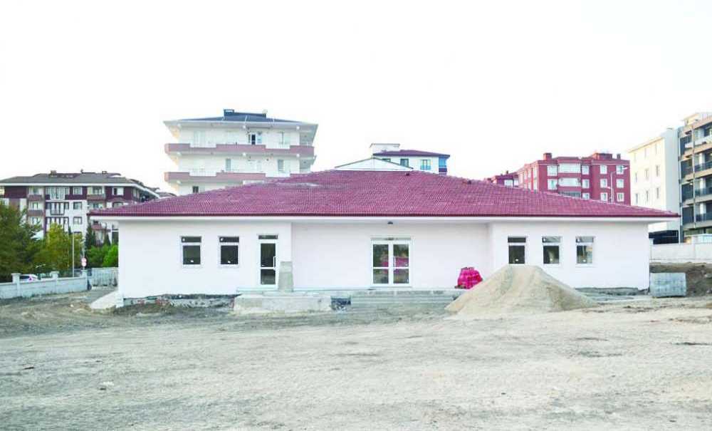 Hayırseverin Yaptırdığı Anaokulunun Bahçe Düzenlemesi Yapılıyor