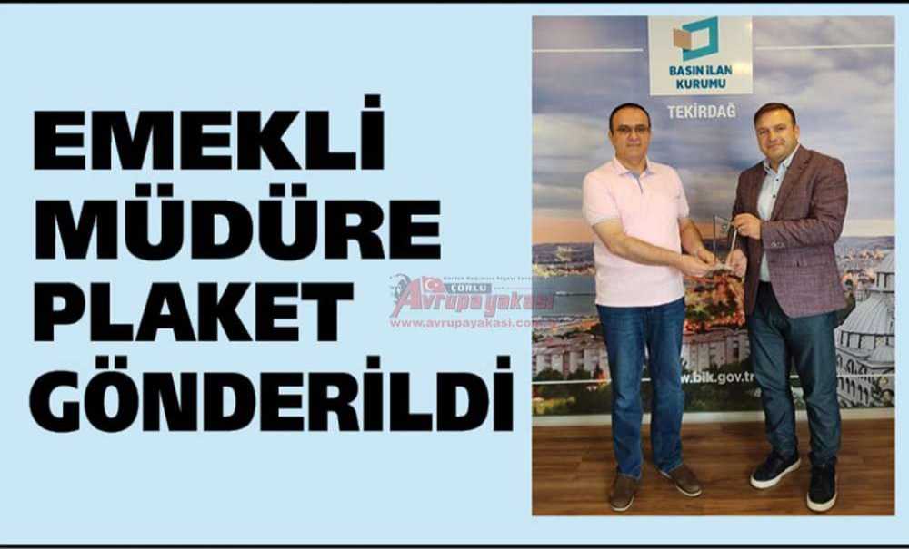Emekli Müdüre Plaket