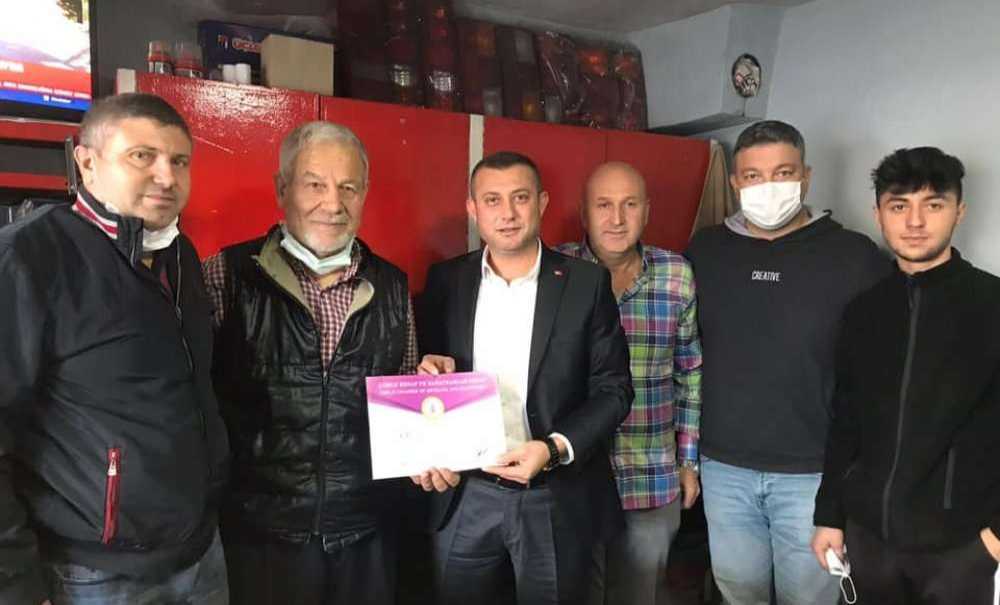 Meslekte 50 Yılı Geride Bırakan Esnafa Plaket Verildi