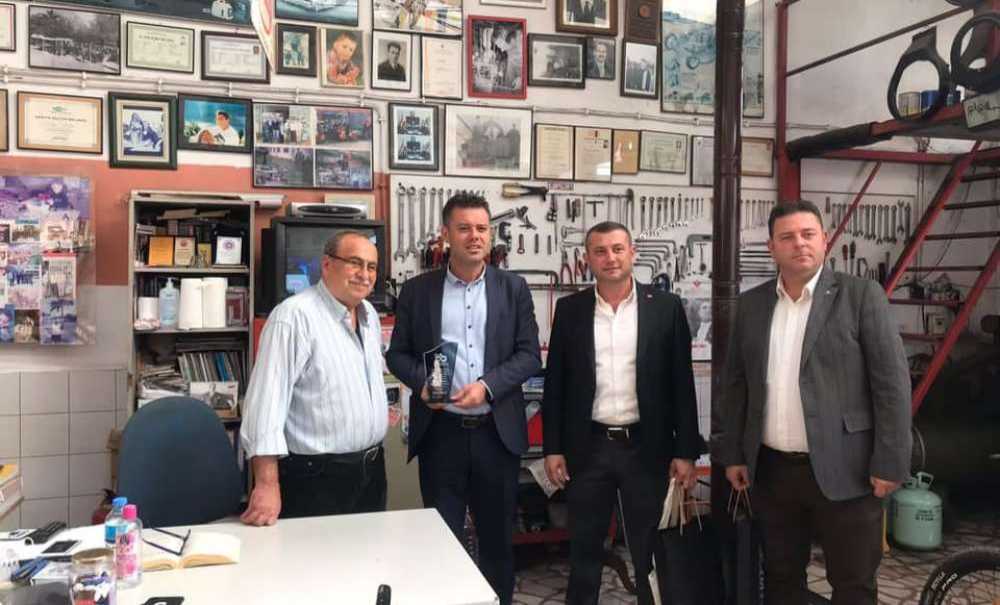 Meslekte 50 Yılı Geride Bırakan Esnafa Plaket Verildi