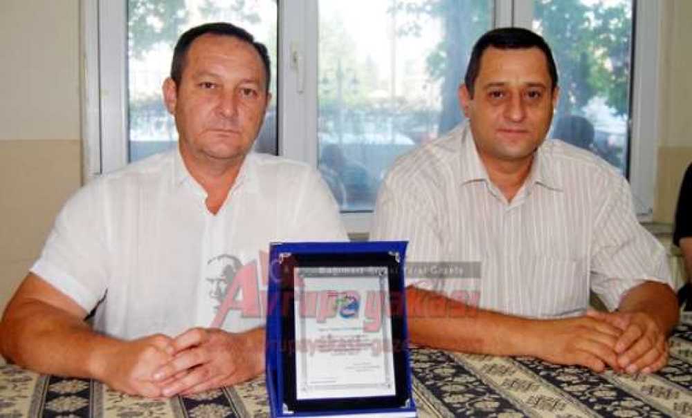 Avcılar Derneği'ne Plaket