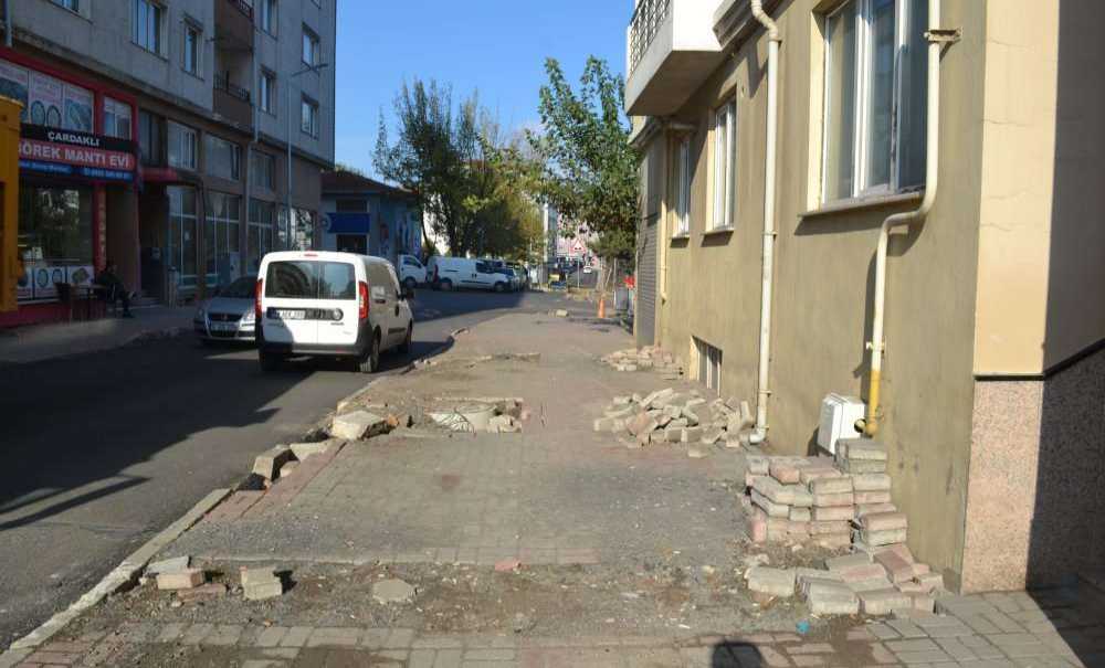 Vatandaşlar Kaldırımların Biran Önce Yapılmasını İstiyor