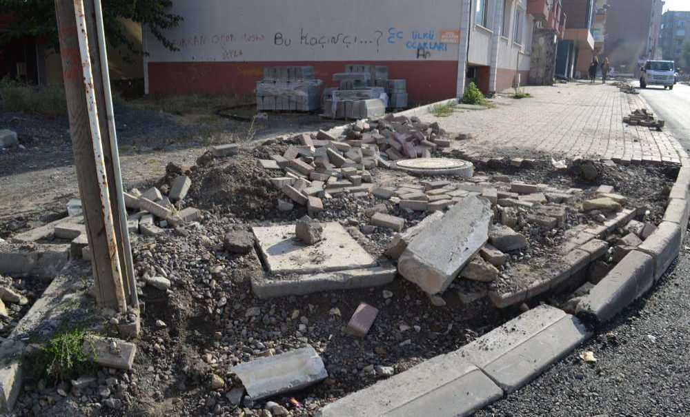 Vatandaşlar Kaldırımların Biran Önce Yapılmasını İstiyor