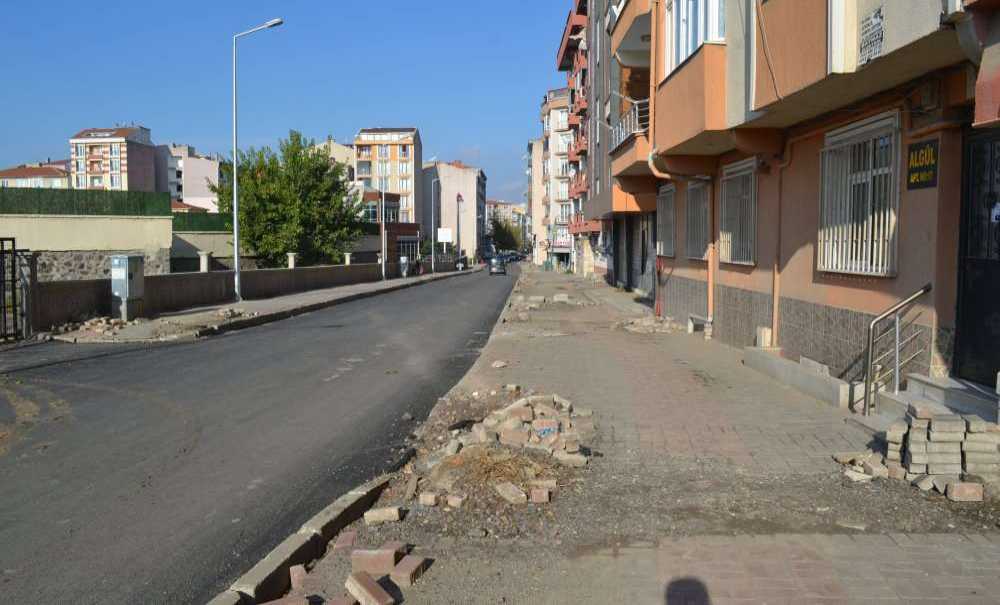 Vatandaşlar Kaldırımların Biran Önce Yapılmasını İstiyor