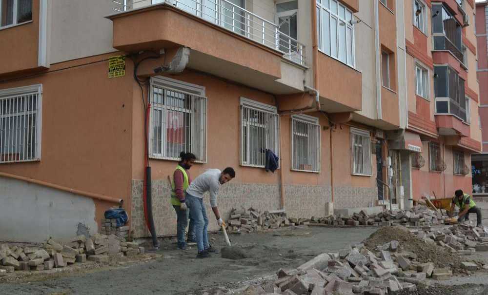 Erdal İnönü Caddesi'ndeki Kaldırım Çalışmaları Hızlandı