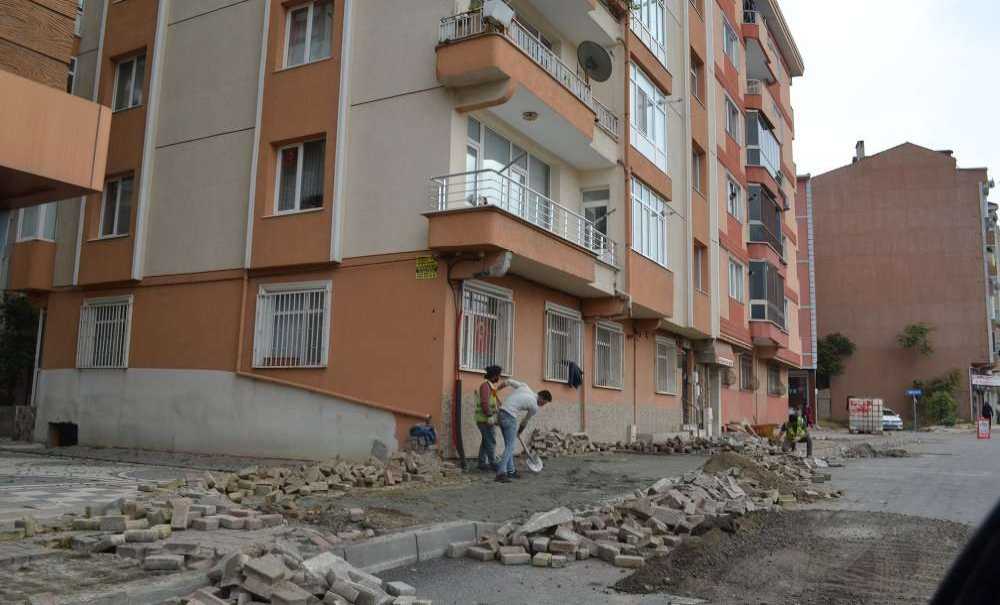 Erdal İnönü Caddesi'ndeki Kaldırım Çalışmaları Hızlandı