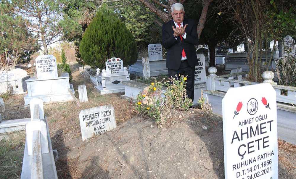 Başkan Yüksel Rahmetli Muhtarı Kabri Başında Andı