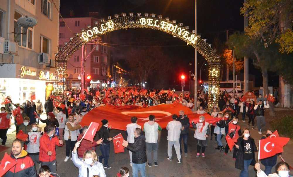 Binlerce Kişi Cumhuriyet İçin Yürüdü
