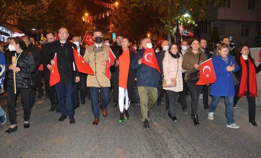 Binlerce Kişi Cumhuriyet İçin Yürüdü