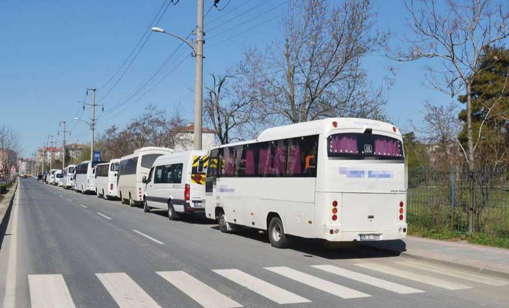 Atatürk Bulvarı Servis Araçlarının Otoparkı Oldu