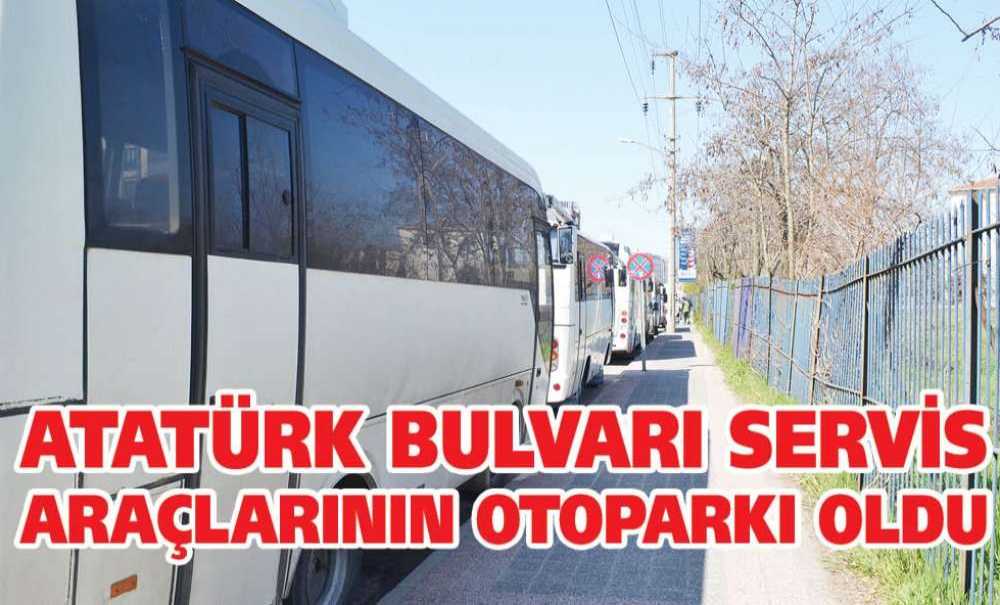 Atatürk Bulvarı Servis Araçlarının Otoparkı Oldu