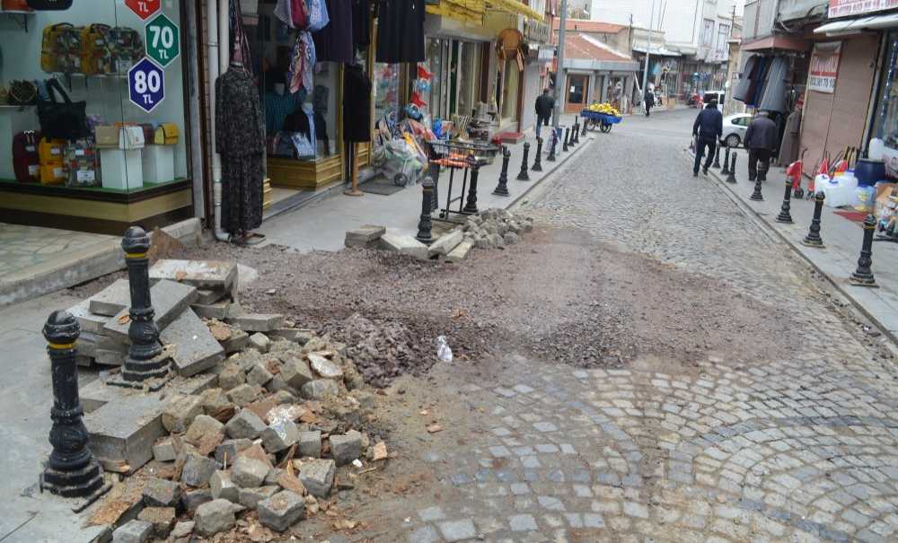 Kazılan Yol Öylece Bırakıldı!