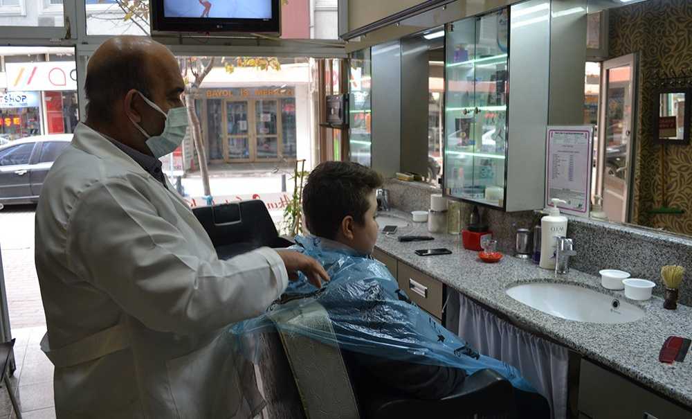 Bazı Berber Esnafı Kurallara Uymaya Devam Ediyor