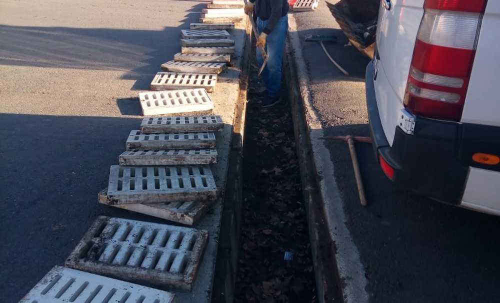 Teski̇ Sağanak Yağışlar Öncesi Mazgalları Temizledi