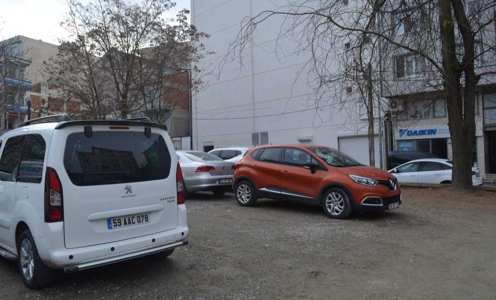 Otopark Dururken Yol Kenarına Park Edenlere Tepki!