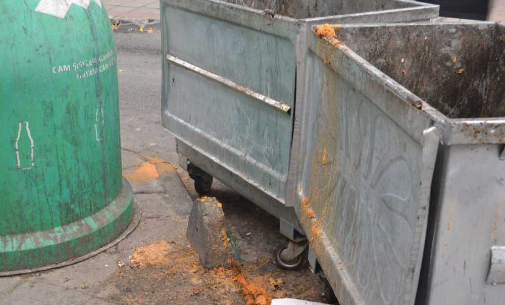 Vatandaşlar Çöp Kutularına Tepki Gösterdi!