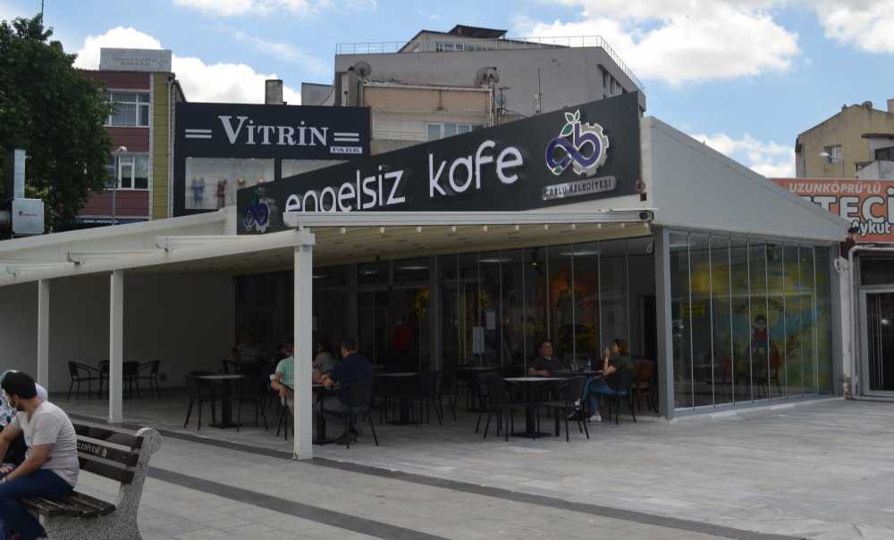 Fırtına Tabelayı Uçurdu