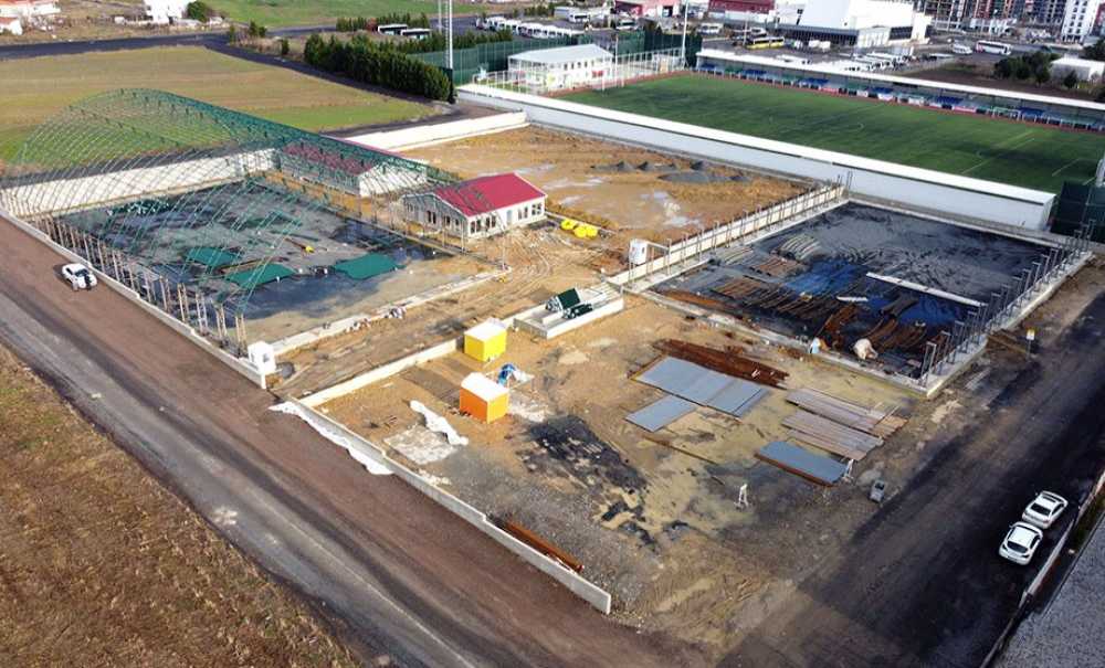 Kapalı Spor Sahasındaki Çalışmalar Sürüyor