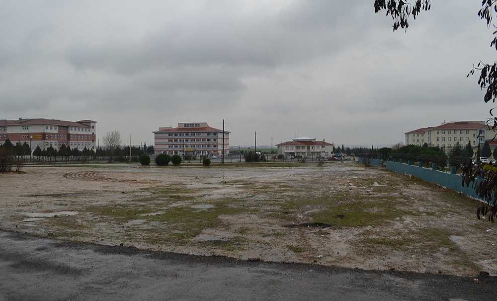 Binlerce Öğrenci Çamura Mahkûm Edildi