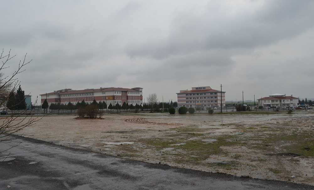 Binlerce Öğrenci Çamura Mahkûm Edildi